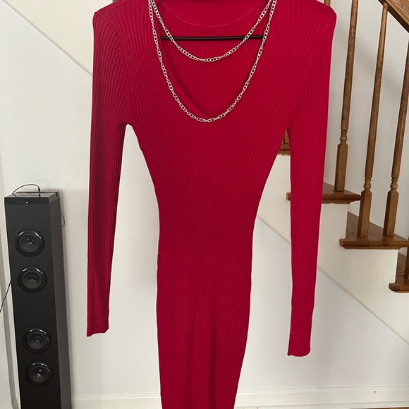 Beautiful red dress - Picture 2 of 7